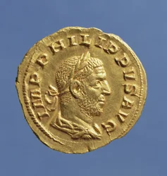 Filippoksen arabien (244-249) Aureus (kääntöpuoli) verhottuneena, kiristettynä, laakeriseppeleessä. Kirjoitus: IMP PHILIPPVS AVG (kulta)